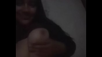 Guatemalteca graba video porno mostrando sus pechos para su novio