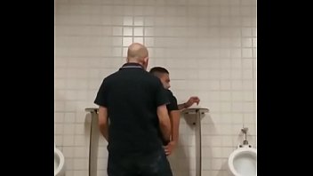 Sexo gay no banheirao