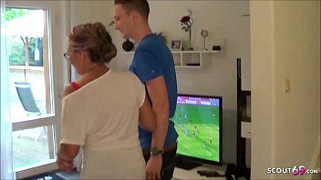 Mega Titten MILF treibt es mit dem 18 Jahre jungen Pizzaboten und ihr Typ guckt zu - German Cuckold