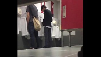 Gay Việt Nam bú cặc ở toilet trung tâm thương mại