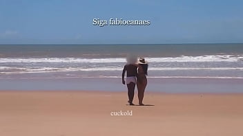 (TRECHO) Sarro gostoso interracial da howife. Esposa gostosa de biquini se exibe na praia e pega no pauzão do negão de sunga branca e recebe massagem na frente do corno.