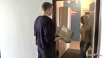 Schlankes Teen aus Hamburg wird vom Paketzusteller beim masturbieren ueberrascht und gefickt - German Roleplay