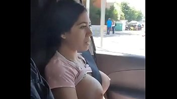 chica se saca las tetas en manejando en la calle