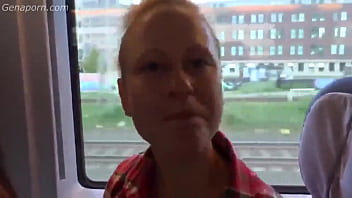 Rusa mamando guebo en tren