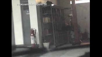 Cliente de posto de gasolina flagra casal fazendo sexo no local