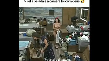 MC Mirella pega pela câmera pagando peitinho