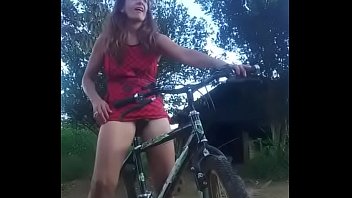 Se masturba con su bicicleta